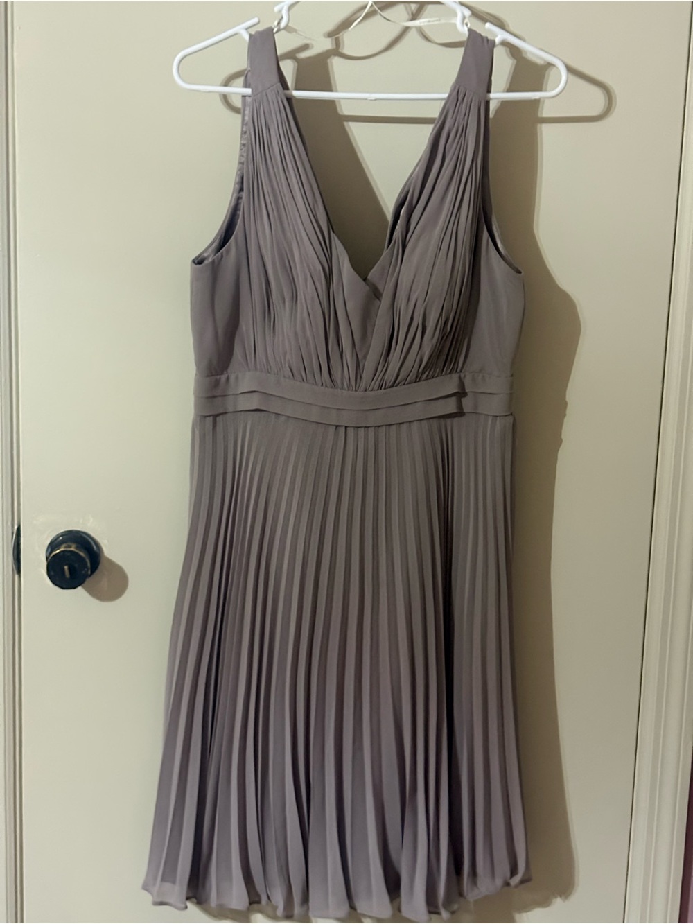 Donna Morgan Collection 10 Pleated V-Neck Sleeveless Dress in dusty plum - Picture 5 of 15